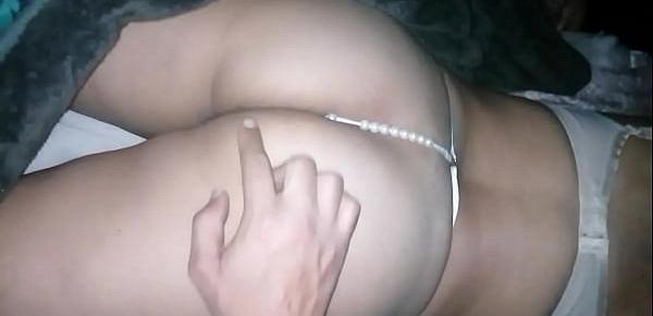  Esposa posando con tanga de perlas antes de coger parte 2